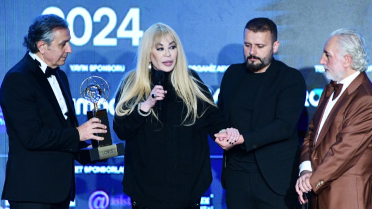 Zerrin Özer’den hayranlarına üzücü haber geldi!