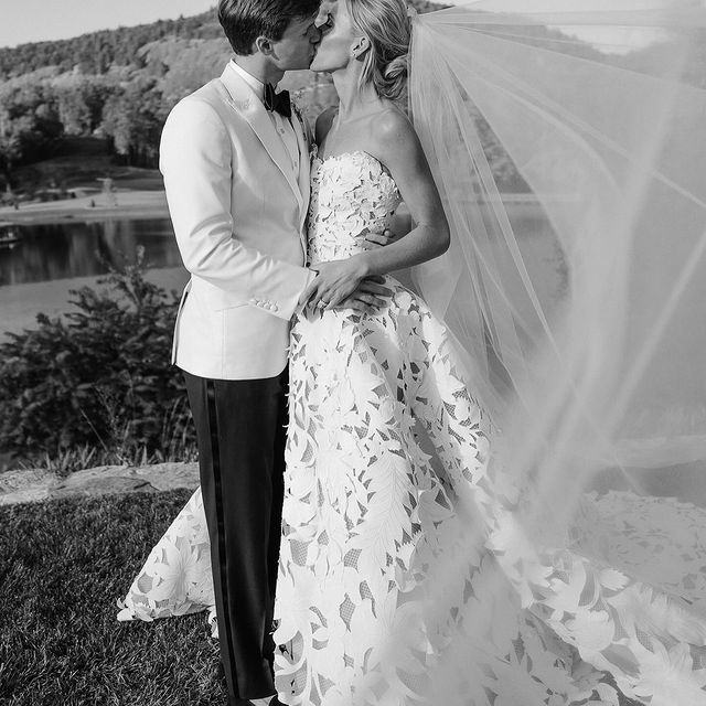 Düğünde Oscar de la Renta’nın Şık Elbisesi Öne Çıktı Düğünde Oscar de la Renta’nın Şık Elbisesi Öne Çıktı