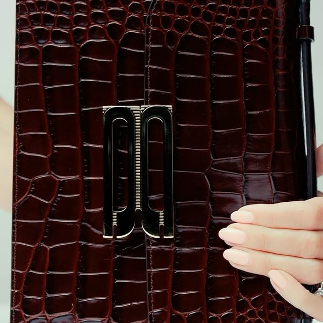 Victoria Beckham, Yeni Koleksiyonunda #VBDorian Çantasını Tanıttı