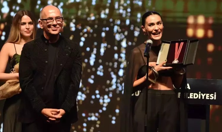 Saadet Işıl Aksoy, ödülünü katledilen İkbal ve Ayşegül için aldı
