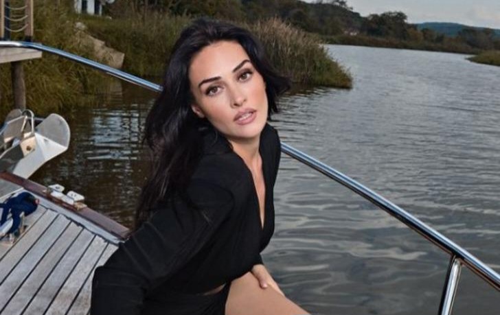 Esra Bilgiç muhteşem tekne pozuyla göz kamaştırdı Esra Bilgiç muhteşem tekne pozuyla göz kamaştırdı