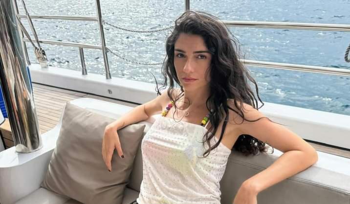 Hazar Ergüçlü’nün tekne pozları sosyal medyayı salladı Hazar Ergüçlü’nün tekne pozları sosyal medyayı salladı