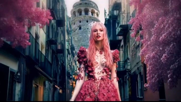 Seçkin Piriler, Aşkperest’i kendine has rock dokunuşlarıyla yeniden yorumladı