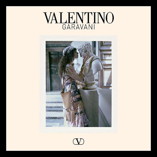 Valentino’nun Roma’ya Yolculuğu: Markanın Yeni Kampanyası Antik Geçmiş İle Buluşuyor