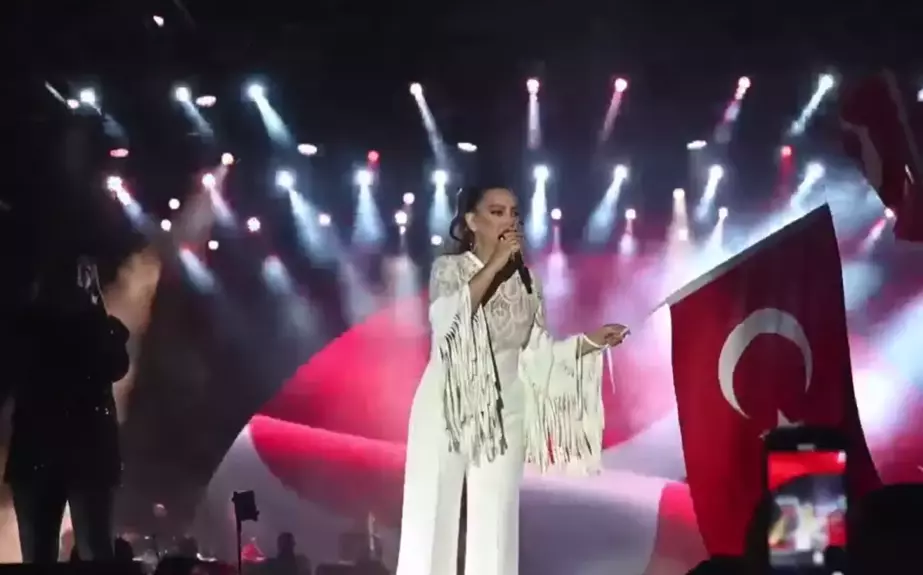 Ebru Gündeş Ankara’da konser verdi: Hayranlarına bayram sevinci yaşattı