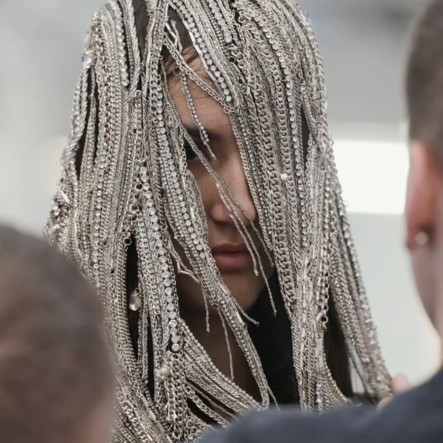 Alexander McQueen’ün 2025 İlkbahar/Yaz Koleksiyonundaki Etkileyici Görünüm