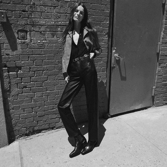 Houndstooth Blazer ve Deri Pantolon Kombinasyonu Şıklığı Yansıtır