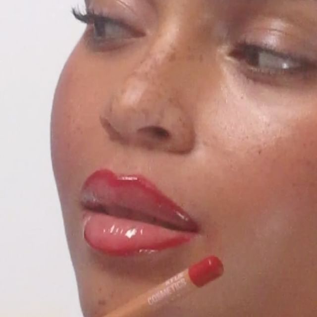 Mükemmel Kontur İçin Yeni Dudak Kalemi Kullanımda!