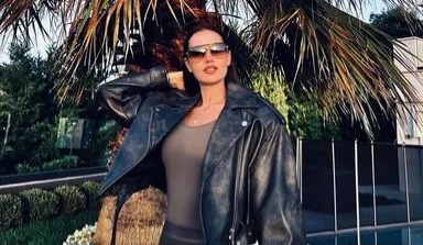 Fahriye Evcen’in, evinin bahçesinden paylaştığı pozlar ilgi odağı oldu Fahriye Evcen’in, evinin bahçesinden paylaştığı pozlar ilgi odağı oldu