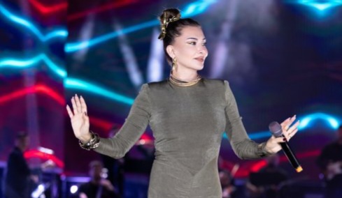 Ebru Yaşar, Antalya Kültür Yolu Festivali’nde sahne aldı Ebru Yaşar, Antalya Kültür Yolu Festivali’nde sahne aldı