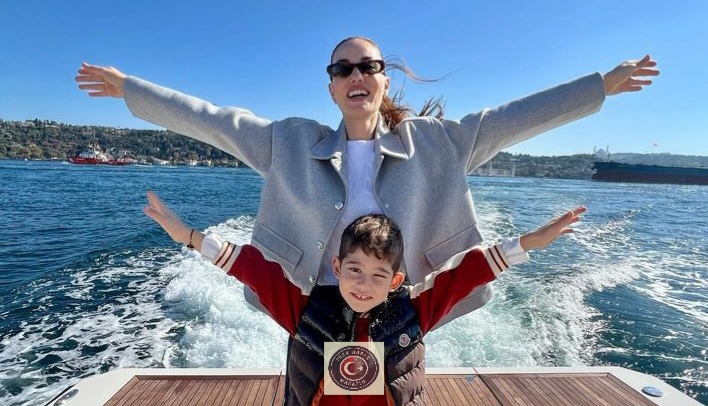 Fahriye Evcen, Kerem ve Karan ile tekne sefası yaptı Fahriye Evcen, Kerem ve Karan ile tekne sefası yaptı