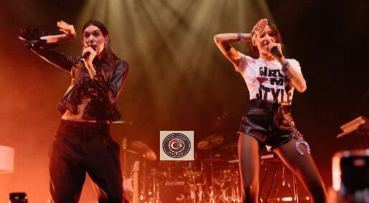 Zeynep Bastık ve Charlotte Cardin’le sahnede duygusal anlar yaşandı Zeynep Bastık ve Charlotte Cardin’le sahnede duygusal anlar yaşandı