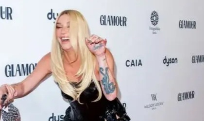 Şarkıcı Kesha, Glamour Ödülleri’nde zor anlar yaşadı Şarkıcı Kesha, Glamour Ödülleri’nde zor anlar yaşadı