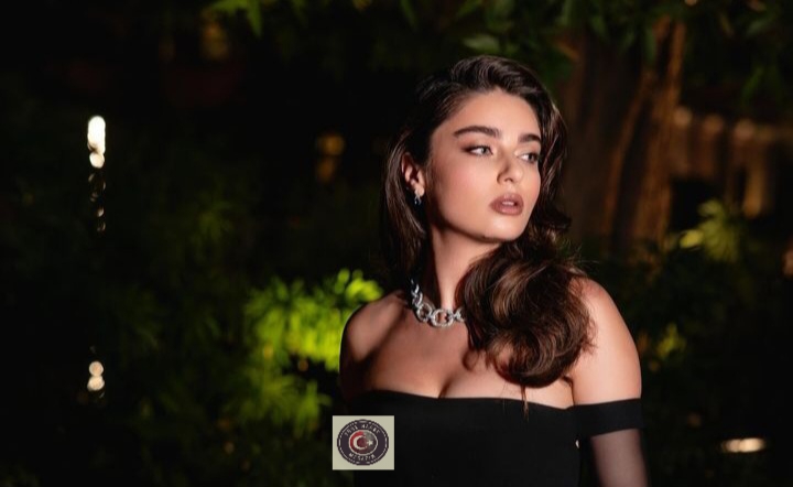 Oyuncu Ayça Ayşin Turan, siyah elbisesiyle verdiği poz ortamı mest etti…