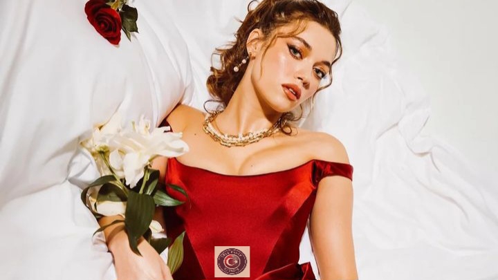 Afra Saraçoğlu’nun, cesur pozları soluksuz bıraktı!