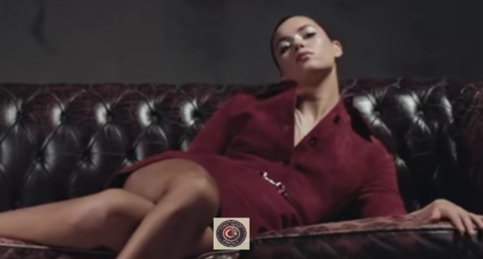 Afra Saraçoğlu, son dönemdeki popülerliğiyle dikkat çekiyor