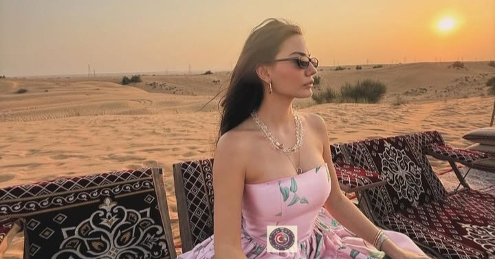 Demet Özdemir’in, Dubai’daki çöl pozları yine sosyal medyayı salladı