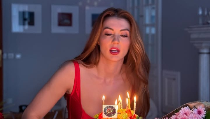 Burcu Özberk, 35. yaş doğum gününü kutladı Burcu Özberk, 35. yaş doğum gününü kutladı