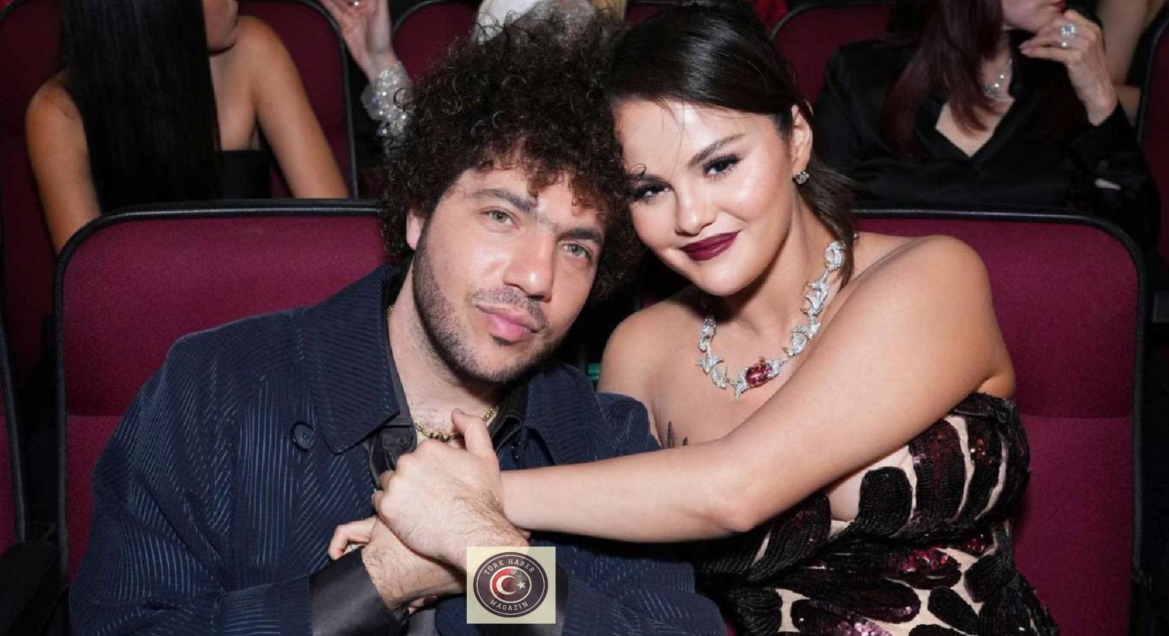Selena Gomez, Benny Blanco ile nişanlandığını duyurdu Selena Gomez, Benny Blanco ile nişanlandığını duyurdu