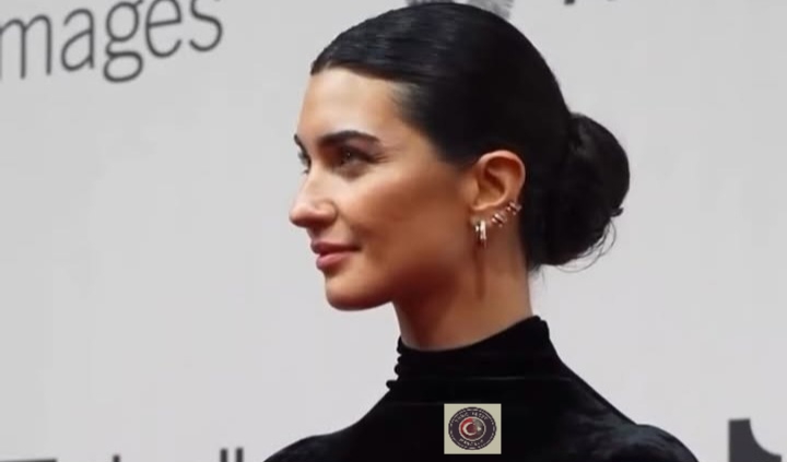 Tuba Büyüküstün, Suudi Arabistan’da göz kamaştırdı…