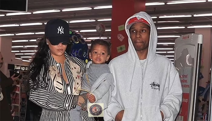 Rihanna, alışveriş merkezinde dikkat çekti…