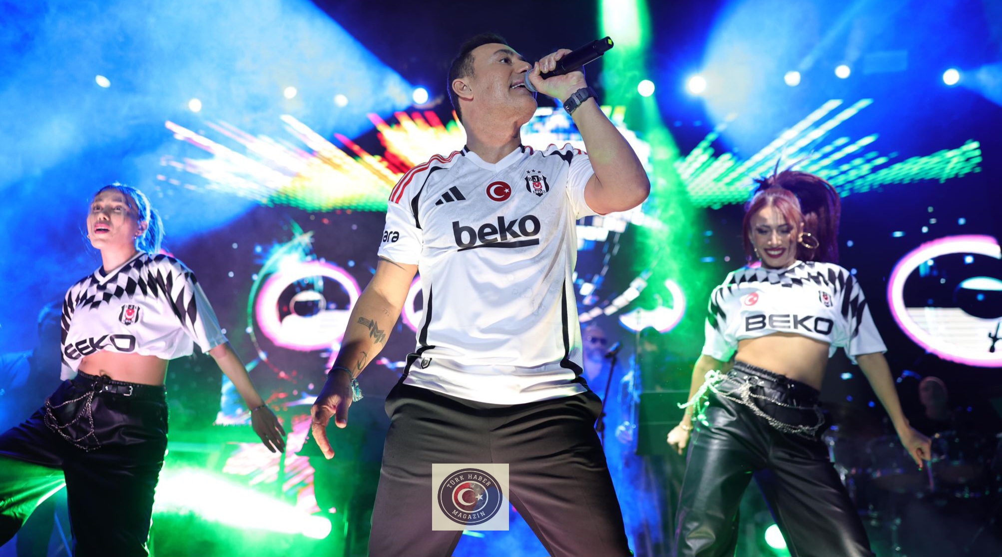 Mustafa Sandal, Adana Beşiktaş’lılar Derneği’nin 30. Yıl Balosu’nda büyük bir coşku yarattı