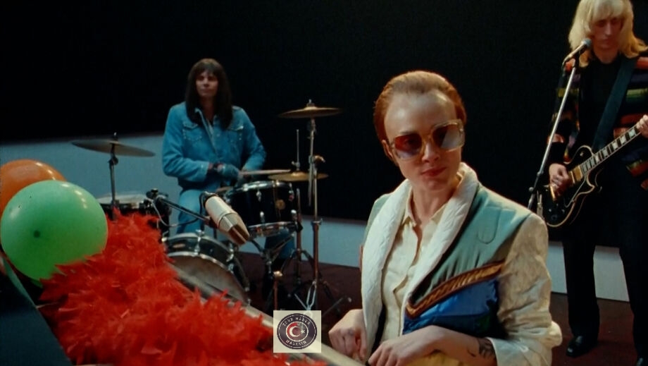 Cara Delevingne, 51 yıl sonra “Step Into Christmas” klibinde yer aldı