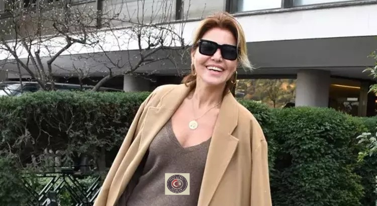 Şarkıcı Gülben Ergen, Bebek’te mekandan çıkarken objektiflere yansıdı