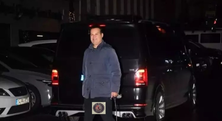 Şarkıcı Hakan Peker, Cihangir sokaklarında köpeğini gezdirirken görüntülendi