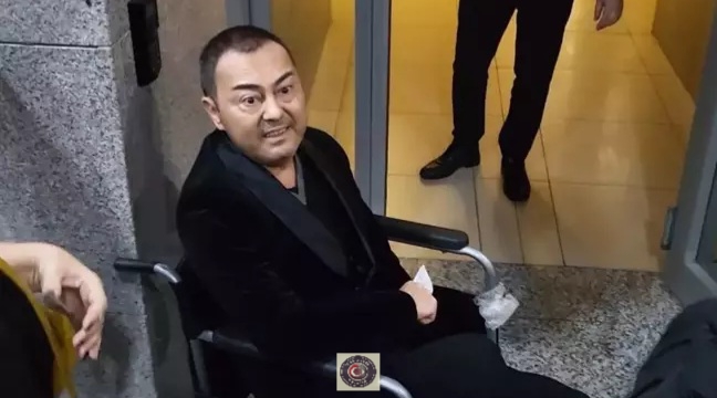 Serdar Ortaç, avukatıyla birlikte Çağlayan’daki İstanbul Adalet Sarayı’nda katıldı