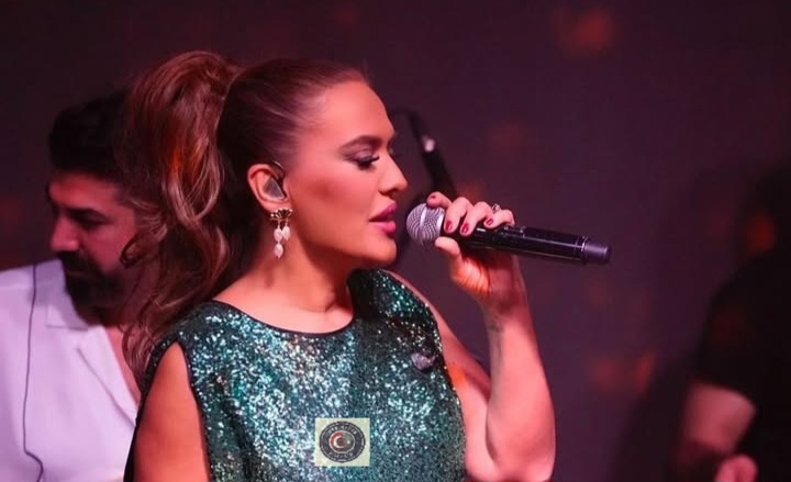 Demet Akalın, son dönemde sosyal medyada büyük ilgi gören bir değişim yaşadı Demet Akalın, son dönemde sosyal medyada büyük ilgi gören bir değişim yaşadı