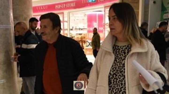 Selami Şahin, eşi Didem Şahin ile birlikte bir bankadan çıkarken görüntülendi Selami Şahin, eşi Didem Şahin ile birlikte bir bankadan çıkarken görüntülendi