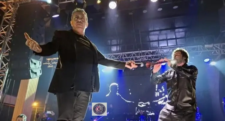 Hatay’da Haluk Levent, yılbaşı gecesi depremzedelere ücretsiz bir konser verdi Hatay’da Haluk Levent, yılbaşı gecesi depremzedelere ücretsiz bir konser verdi