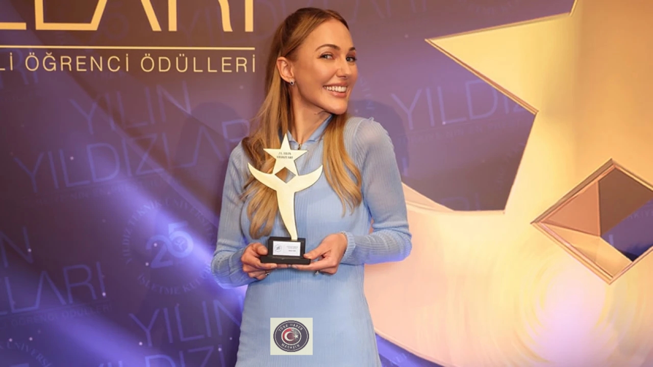 Meryem Uzerli, Yıldız Teknik Üniversitesi’nden “En Beğenilen Kadın Dizi Oyuncusu” ödülünü aldı Meryem Uzerli, Yıldız Teknik Üniversitesi’nden “En Beğenilen Kadın Dizi Oyuncusu” ödülünü aldı