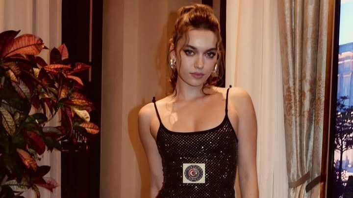 Oyuncu Afra Saraçoğlu, sosyal medya paylaşımlarıyla adından sıkça söz ettiriyor