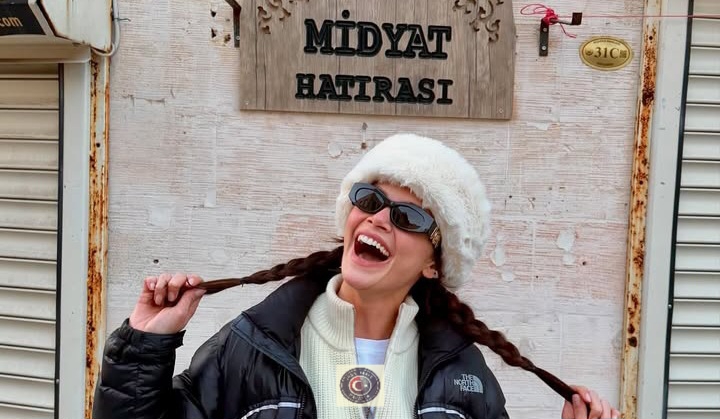 Uzak Şehir dizisinin başrol oyuncusu Sinem Ünsal’ın Midyat hatırası pozu dikkat çekti