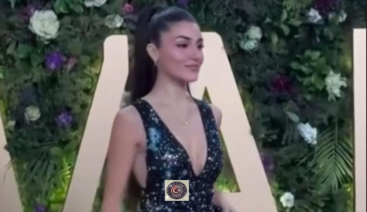 Hande Erçel, Riyad şehrinde düzenlenen Joy Awards ödül töreninde göz kamaştırdı