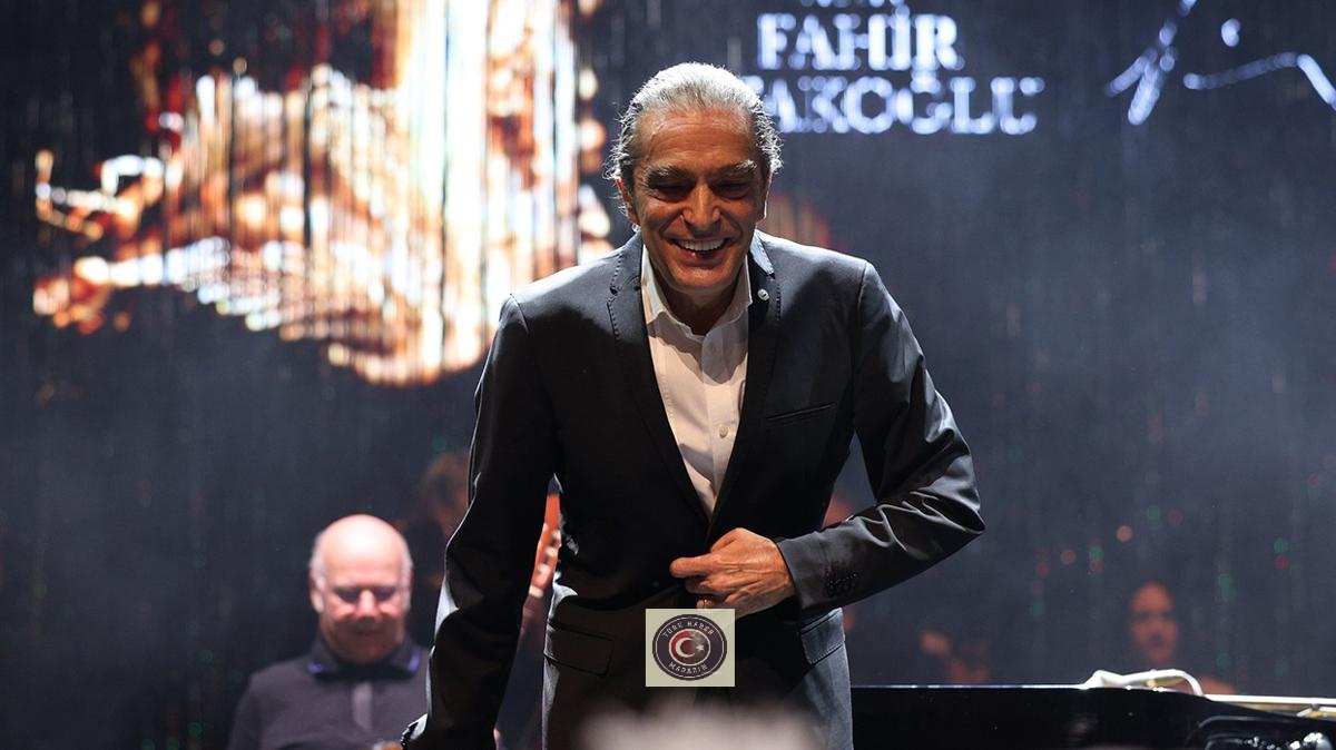 Fahir Atakoğlu belgeselinin özel gösterimi AKM’de gerçekleşti! İzleyiciler ayakta alkışladı…