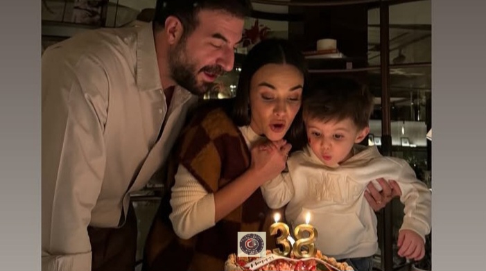 Oyuncu Hande Soral, 38. yaşını ailesiyle birlikte kutladı