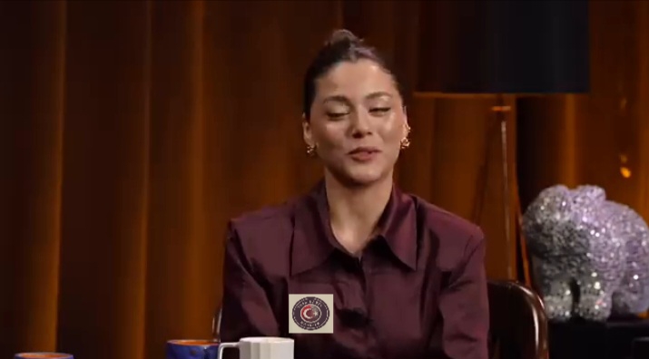 Oyuncu Sıla Türkoğlu, son dönemde popülerliğiyle dikkat çeken bir oyuncu ve hayatıyla sıkça gündeme geliyor Oyuncu Sıla Türkoğlu, son dönemde popülerliğiyle dikkat çeken bir oyuncu ve hayatıyla sıkça gündeme geliyor