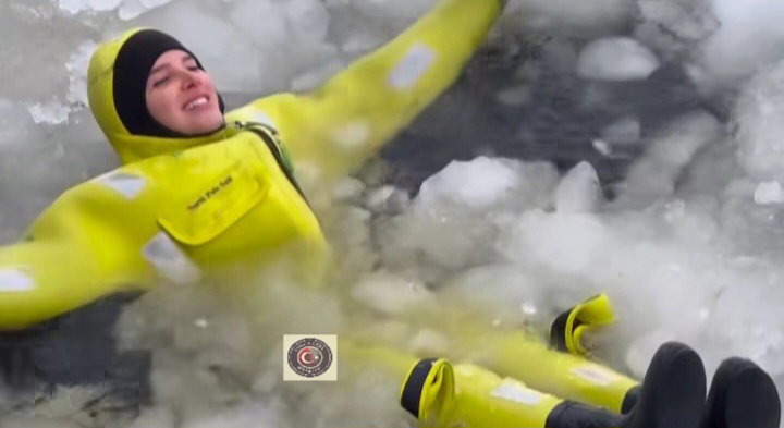 Pınar Sabancı, Kuzey Kutbu’na yakın bir bölgede buzlu sularda yüzdü