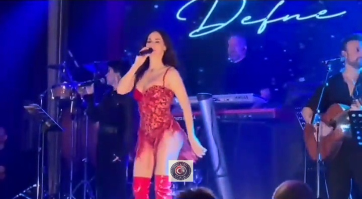 Defne Samyeli’nin sahne performansları ve zarafetiyle dikkat çekti