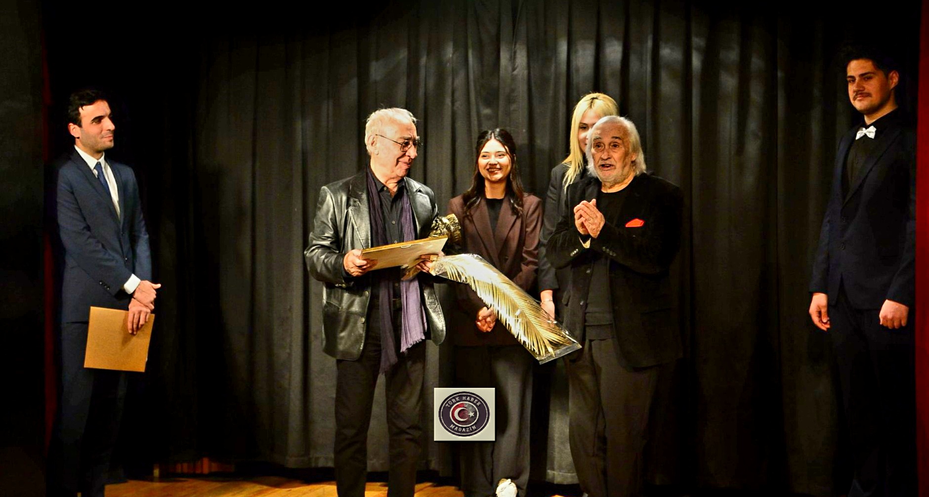 Usta oyuncu Şener Şen, İsmail Dümbül’lü Ödülü’nü aldı! Türk Haber Magazin’e konuştu Usta oyuncu Şener Şen, İsmail Dümbül’lü Ödülü’nü aldı! Türk Haber Magazin’e konuştu