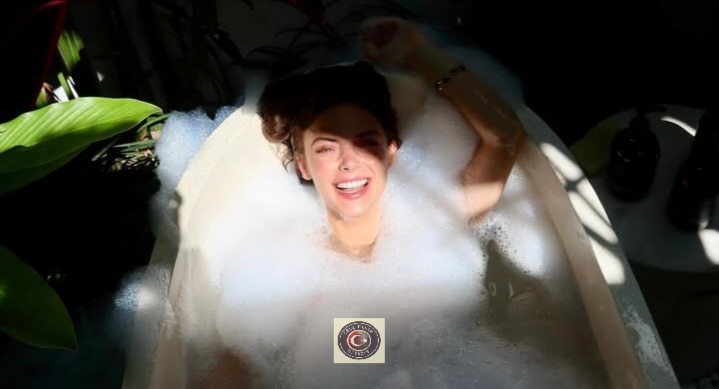 Rabia Soytürk’ün cesur küvet pozları yürek hoplattı!