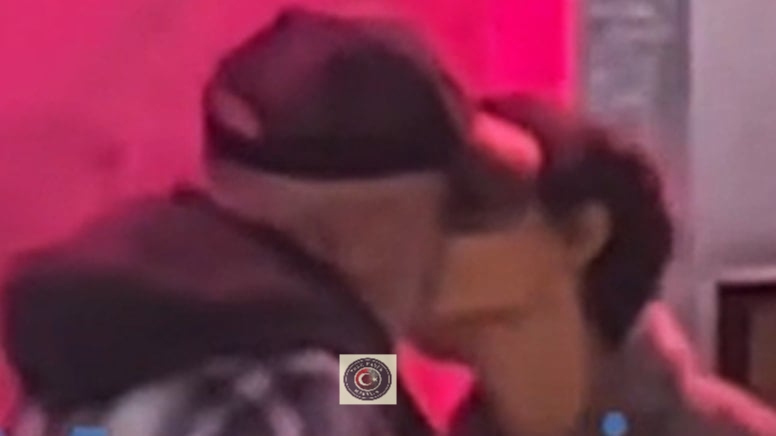 Ünlü yönetmen Onur Ünlü, yeni aşkıyla dudak dudağa öpüştüler