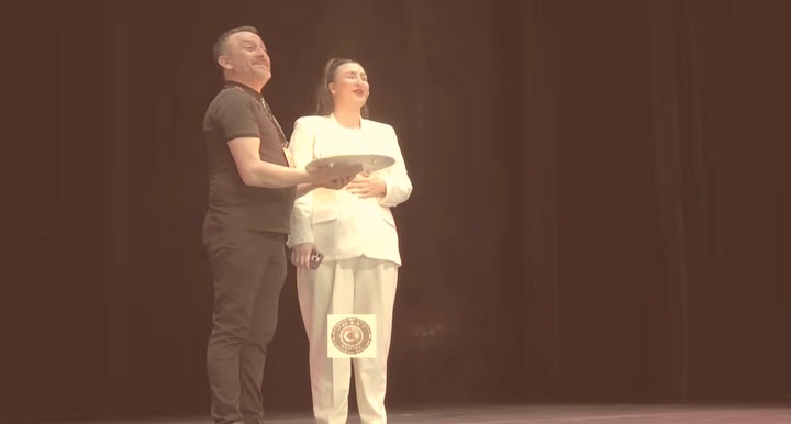 Yasemin Sakallıoğlu’na sahnede doğum günü sürprizi! Duygusal anlar yaşadı…