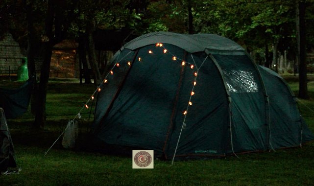 Deprem korkusu ünlüleri de sardı: Geceyi çadırlarda geçirdiler Deprem korkusu ünlüleri de sardı: Geceyi çadırlarda geçirdiler