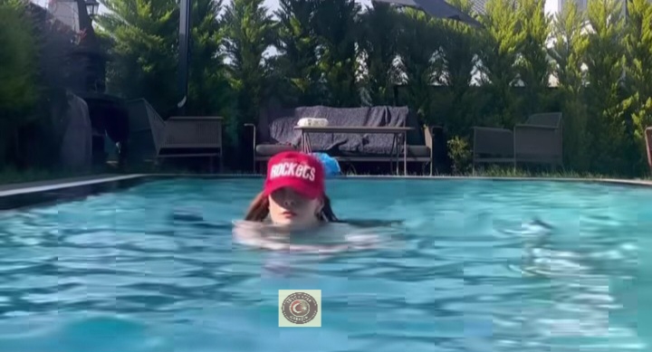 Güzelliğiyle büyüledi: Mine Tugay havuz sezonunu açtı