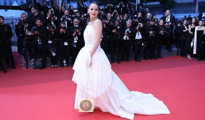 Cannes’da Jennifer Lawrence fırtınası: gözyaşı, alkış ve şıklık bir arada!