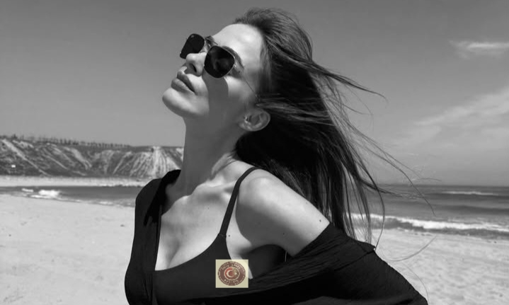 Kumsalda Bensu Soral rüzgarı! Sosyal medyada fırtına estirdi